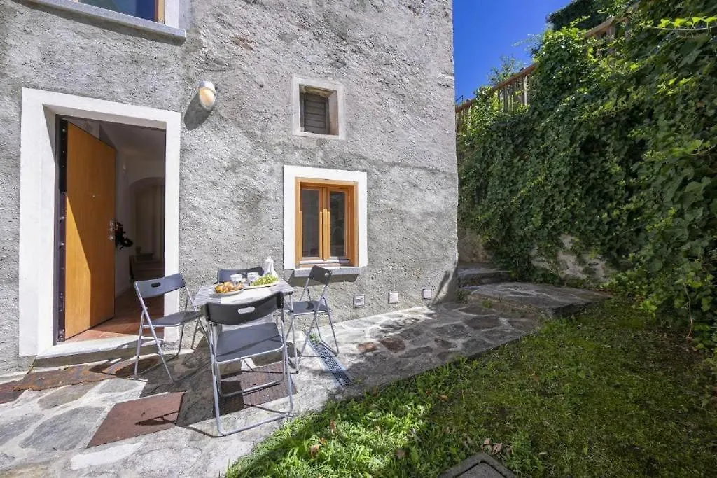 Poolside Apartment Cristina Bellano