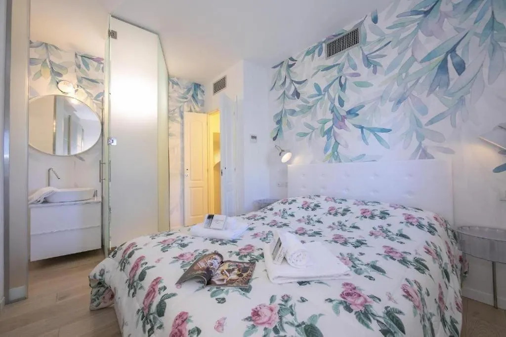 Poolside Apartment Cristina Bellano